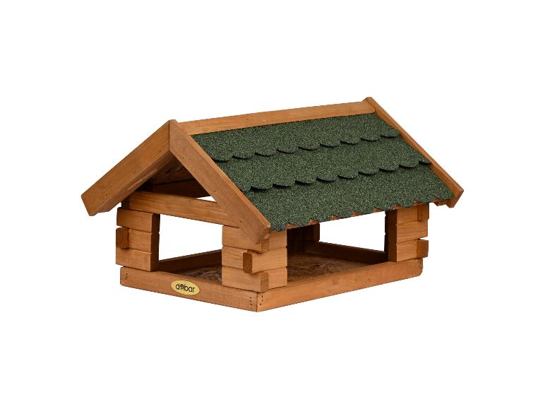 Houten vogelvoederhuisje met groen dak, lijkend op een blokhut.