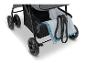 Grijze sportbuggy met een blauwe deken en een zwarte riem in de opbergmand.
