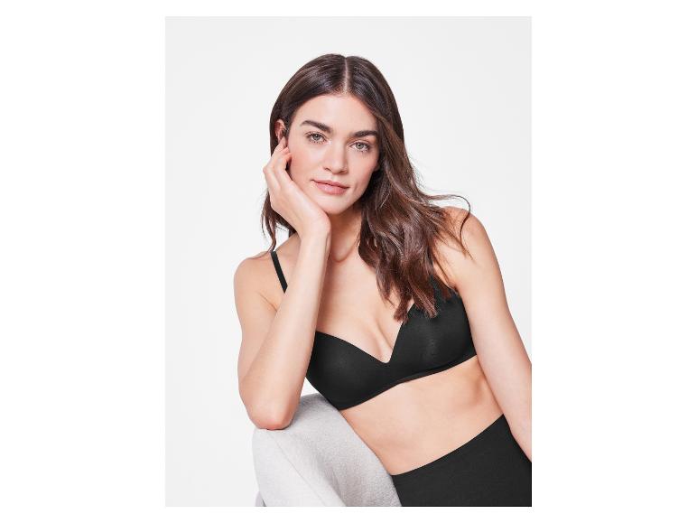 Vrouw in zwarte bh en slip.