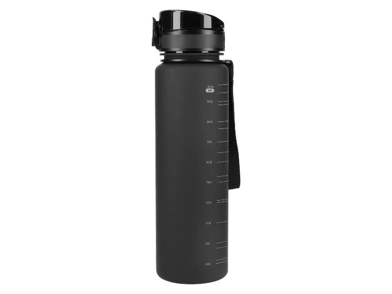Zwarte waterfles met maatverdeling van 100 tot 1000 ml en een band.