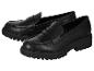 Paar zwarte leren loafers met dikke zool.