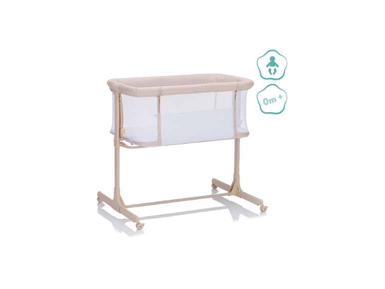 Beige babywieg met gaaswanden en wielen, geschikt vanaf 0 maanden.