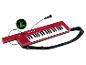 Rode synthesizer met microfoon en riem, met een groen batterijlogo.