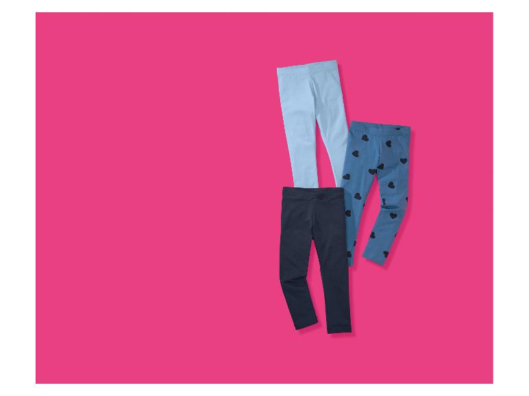 Drie kinderleggings: lichtblauw, donkerblauw en blauw met zwarte hartjes.