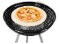 Margherita pizza op een pizzasteen in een zwarte kogelbarbecue.