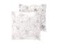 Twee witte kussens met een beige bloemenpatroon.