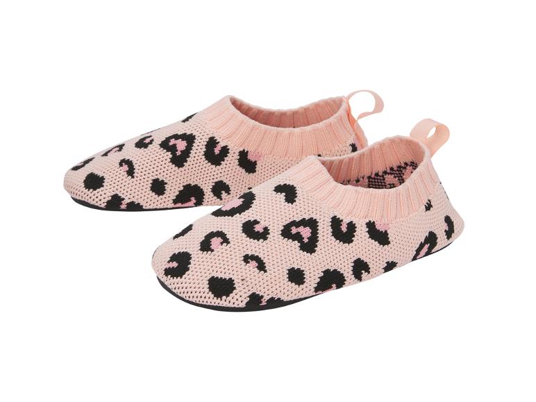 Gebreide babyschoentjes met roze en zwarte luipaardprint