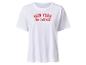 Wit T-shirt met rode opdruk 'NEW YORK 5th AVENUE'.