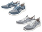 Twee paar blauwe sneakers, één paar met suède en de ander met een gebreid ontwerp.