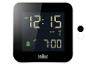 Zwarte digitale wekker met display dat 12:15 AM en alarm ingesteld op 7:00 AM toont.
