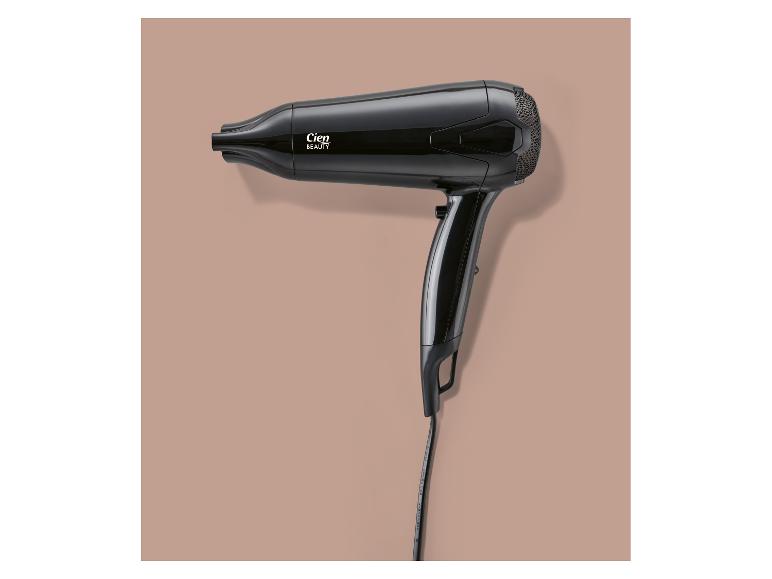 Zwarte Cien Beauty föhn op een roze achtergrond