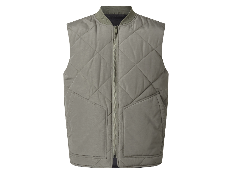 Een beige vest zonder mouwen.