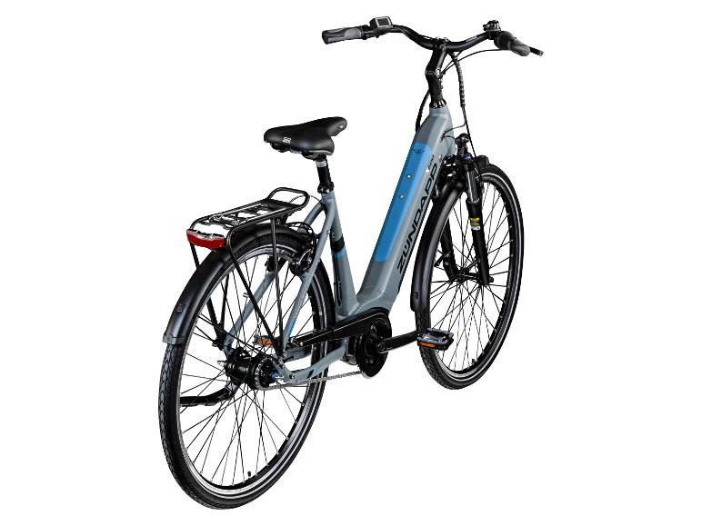 Een grijze en blauwe elektrische fiets met bagagedrager en verlichting, van achteren gezien.