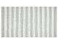 Rechthoekig gestreept vloerkleed met afwisselend lichtgroene en witte verticale strepen.