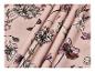 Roze stof met bloemen- en vlinderpatroon