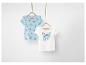 Twee kinder t-shirts met strikjes print, een lichtblauwe en een witte.