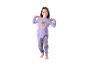 Meisje lacht, draagt paarse gestreepte pyjama met een 'Happy Meoween'-opdruk.
