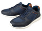 Twee paar blauwe sneakers met witte zolen.