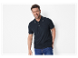 Een man draagt een donkerblauw poloshirt met een witte boord.