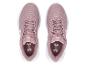 Een paar roze Under Armour sneakers met witte zolen.