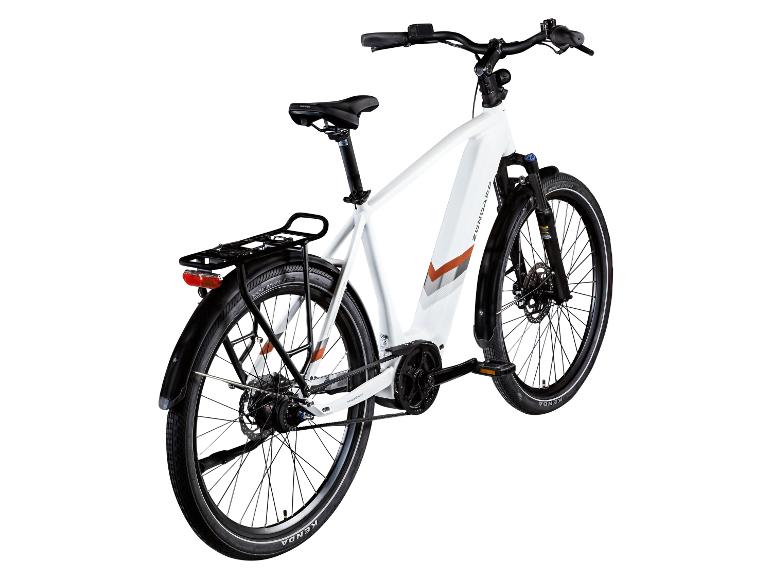 Witte elektrische fiets met bagagedrager en spatborden, achteraanzicht.