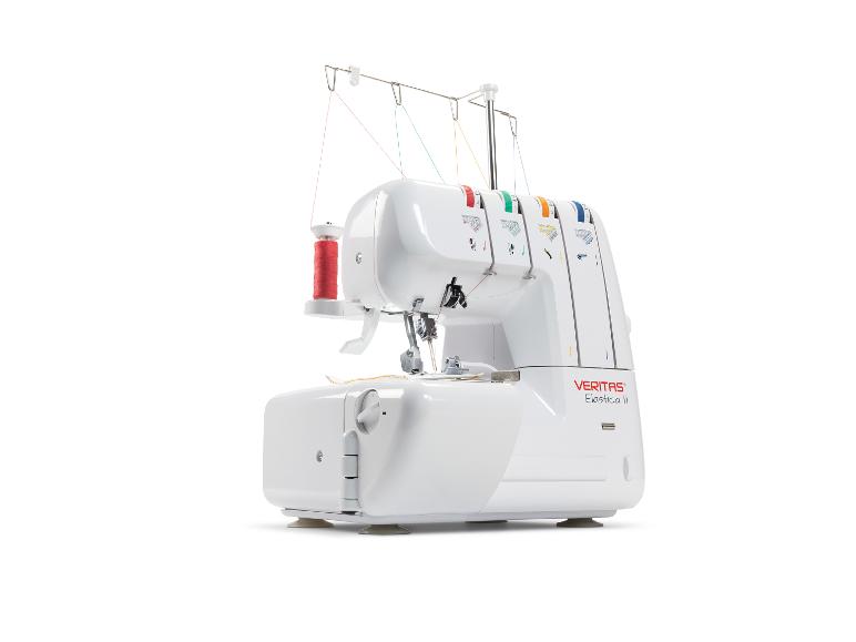 Witte overlock naaimachine met vier kleurrijke draden op een witte achtergrond.