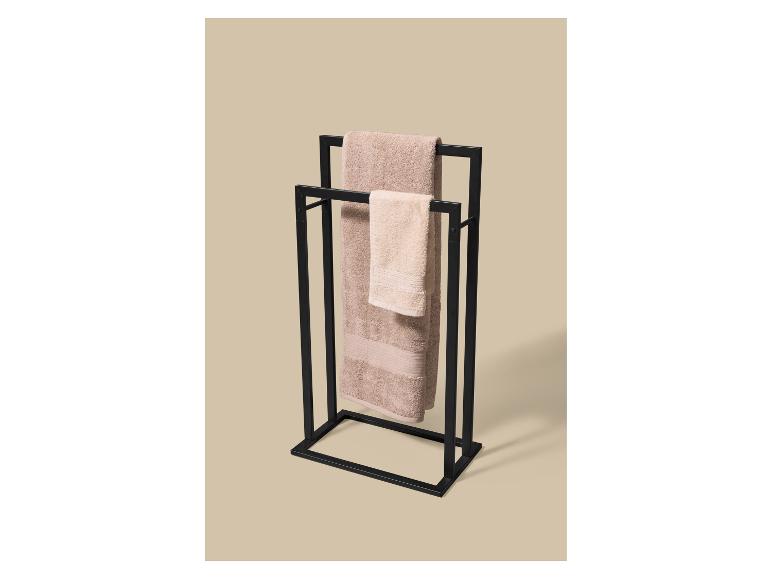 Zwart metalen handdoekenrek met twee beige handdoeken