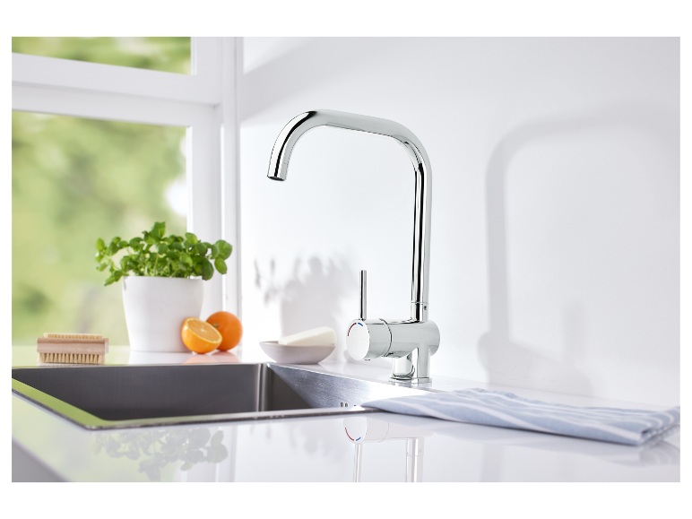 Moderne minimalistische keukenkraan van roestvrij staal.