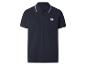 Donkerblauw poloshirt met wit gestreepte kraag en mouwen, met een cirkelvormig geborduurd embleem.