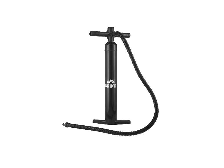 Zwarte Crivit voetpomp voor opblaasbare watersportartikelen.