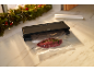 Vacuümmachine met vlees en rozemarijn, kerstslinger op de achtergrond.