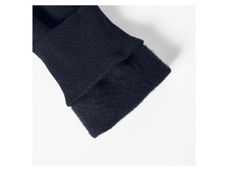 Close-up van een donkerblauwe sweaterboord met ribgebreid en zachte voering