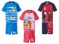 Drie sets kinderzwemkleding: blauw met tekenfilmhonden, roze met tekenfilmhondjes en rood/marineblauw met een superheld.