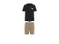 Zwart T-shirt met de tekst 'ROAD TRIPPIN' en beige shorts.
