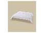 Wit dekbed op een houten bedframe.