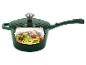 Groene steelpan met deksel, gevuld met courgettespaghetti, cherrytomaten en pijnboompitten.