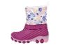 Een fuchsia en roze winterlaars met bloemenprint en witte imitatiebont voering.