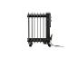 Zwarte elektrische radiator met zeven elementen en wielen, met een stroomkabel.