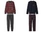 Twee pyjamasets: een rood geruite top met grijze broek en een donkerblauwe top met geruite broek.