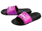 Zwarte Ellesse slippers met paarse, glanzende band.