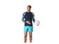 Man in een shirt met lange mouwen en korte broek, met een volleybal.