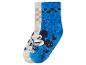 Twee paar pluizige Mickey Mouse sokken, één wit en één blauw.