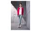 Vrouw in roze vest, wit T-shirt met „FUN” en lichtblauwe jeans.