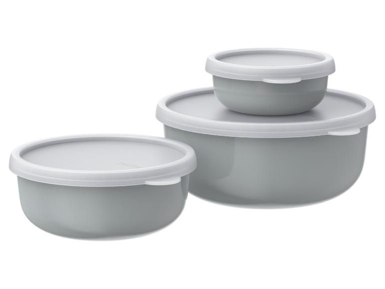 Drie grijze voedselbewaarbakjes met witte deksels, gestapeld op een witte achtergrond.