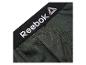 Close-up van groene Reebok compressieshorts met een zwarte tailleband en wit logo.