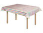 Een tafel met een gestreept tafelkleed in roze, blauw en geel.