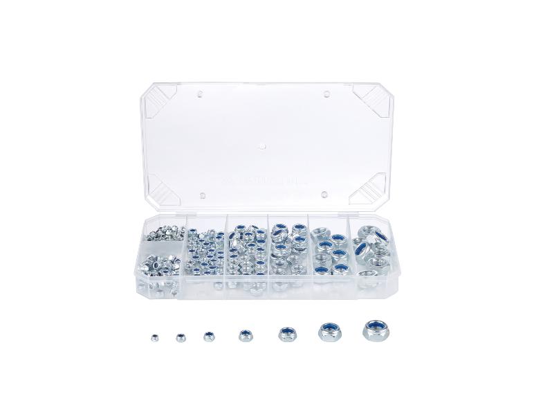 Een doorzichtige plastic opbergdoos gevuld met zilveren borgmoeren in verschillende maten met blauwe inzetstukken