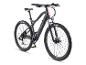 Zwarte elektrische mountainbike met dikke banden en vering.