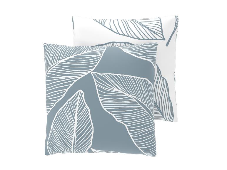 Twee decoratieve kussens met bladpatroon in blauw en wit.