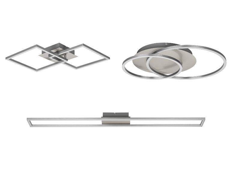 Drie moderne plafondlampen van geborsteld metaal, twee vierkant en één rond.